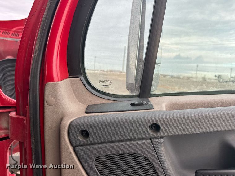 image for item EK0370 2013 Freightliner Cascadia 125 semi truck