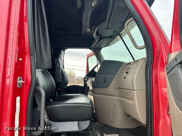 image for item EK0370 2013 Freightliner Cascadia 125 semi truck