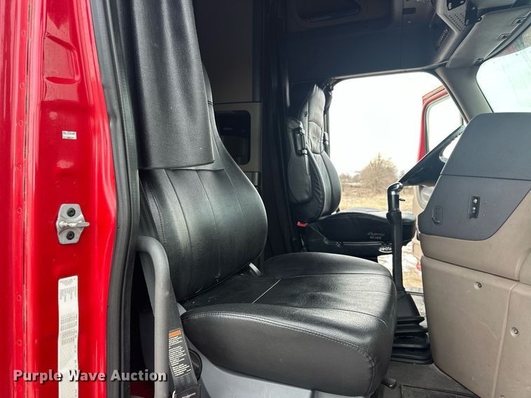 image for item EK0370 2013 Freightliner Cascadia 125 semi truck