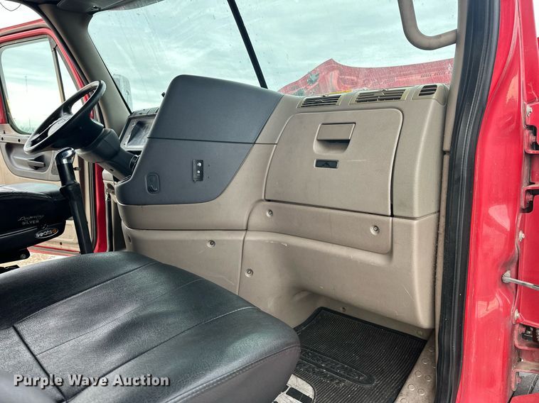 image for item EK0370 2013 Freightliner Cascadia 125 semi truck