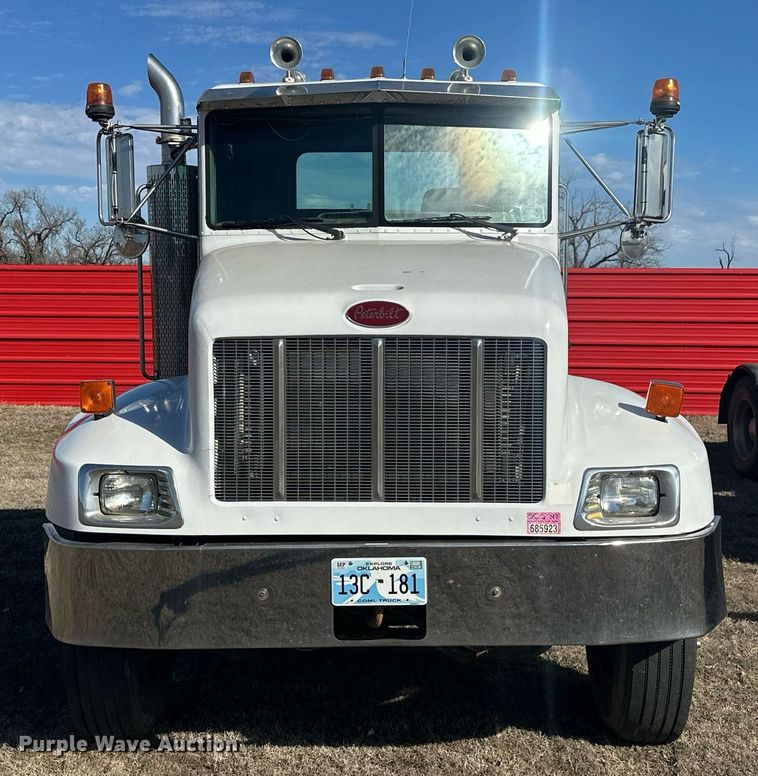 image for item EK0396 2000 Peterbilt 330 truck cab and chassis