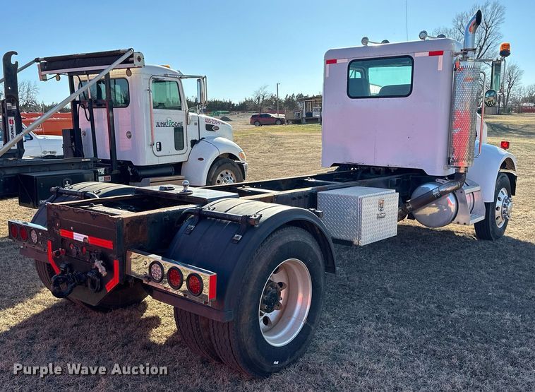 image for item EK0396 2000 Peterbilt 330 truck cab and chassis