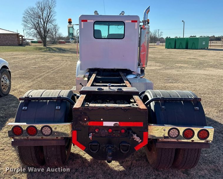 image for item EK0396 2000 Peterbilt 330 truck cab and chassis