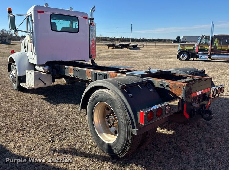 image for item EK0396 2000 Peterbilt 330 truck cab and chassis