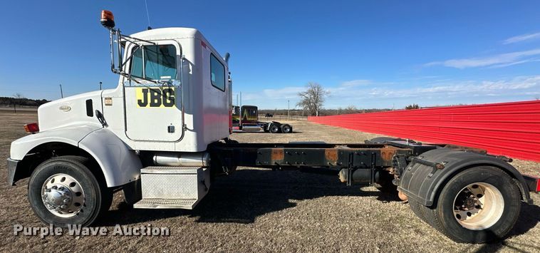image for item EK0396 2000 Peterbilt 330 truck cab and chassis
