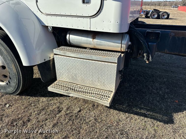 image for item EK0396 2000 Peterbilt 330 truck cab and chassis