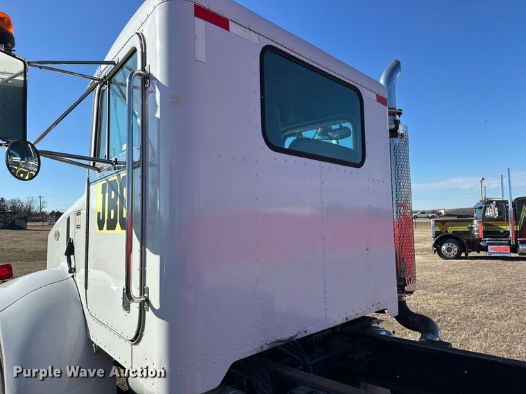 image for item EK0396 2000 Peterbilt 330 truck cab and chassis