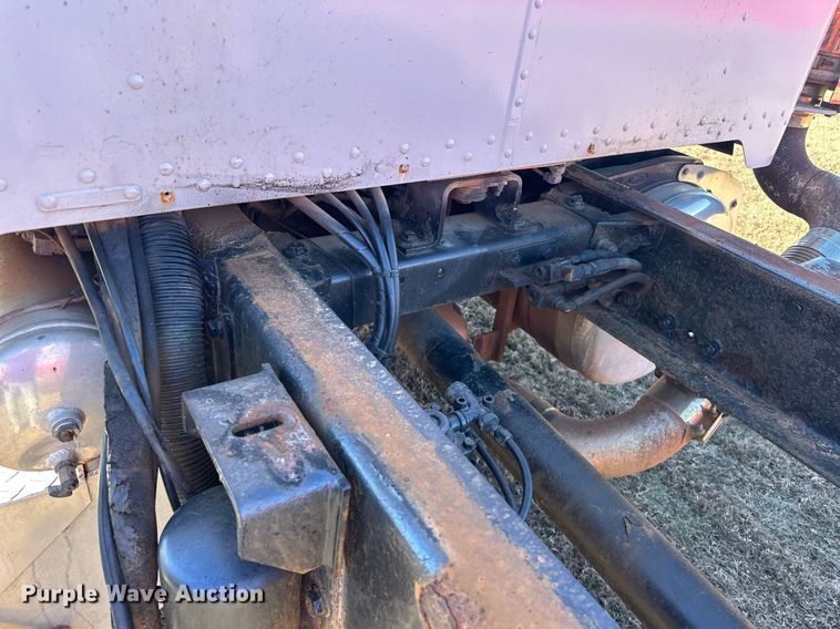 image for item EK0396 2000 Peterbilt 330 truck cab and chassis