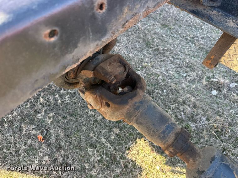 image for item EK0396 2000 Peterbilt 330 truck cab and chassis