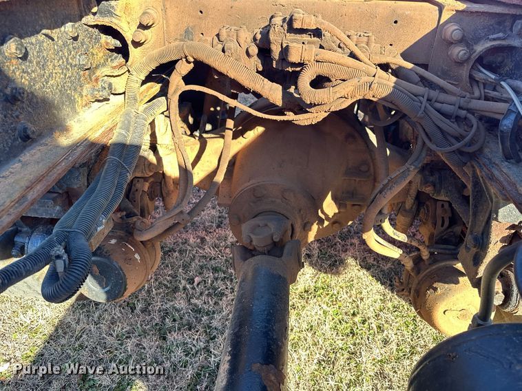 image for item EK0396 2000 Peterbilt 330 truck cab and chassis