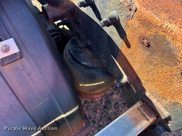 image for item EK0396 2000 Peterbilt 330 truck cab and chassis