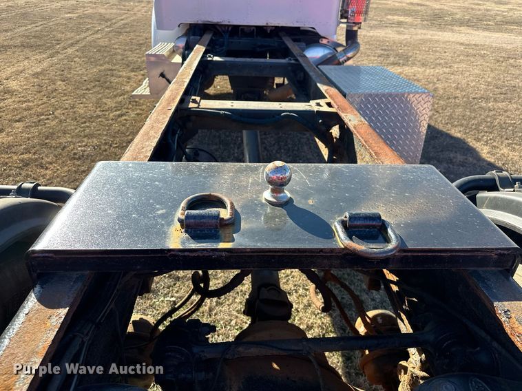 image for item EK0396 2000 Peterbilt 330 truck cab and chassis