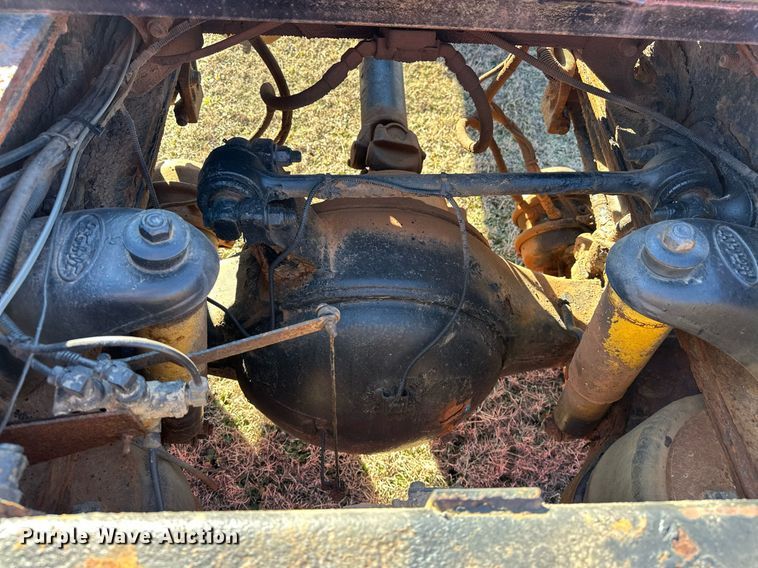 image for item EK0396 2000 Peterbilt 330 truck cab and chassis