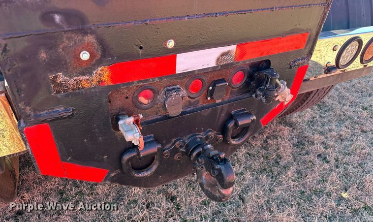 image for item EK0396 2000 Peterbilt 330 truck cab and chassis