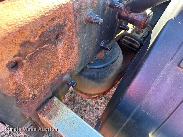 image for item EK0396 2000 Peterbilt 330 truck cab and chassis