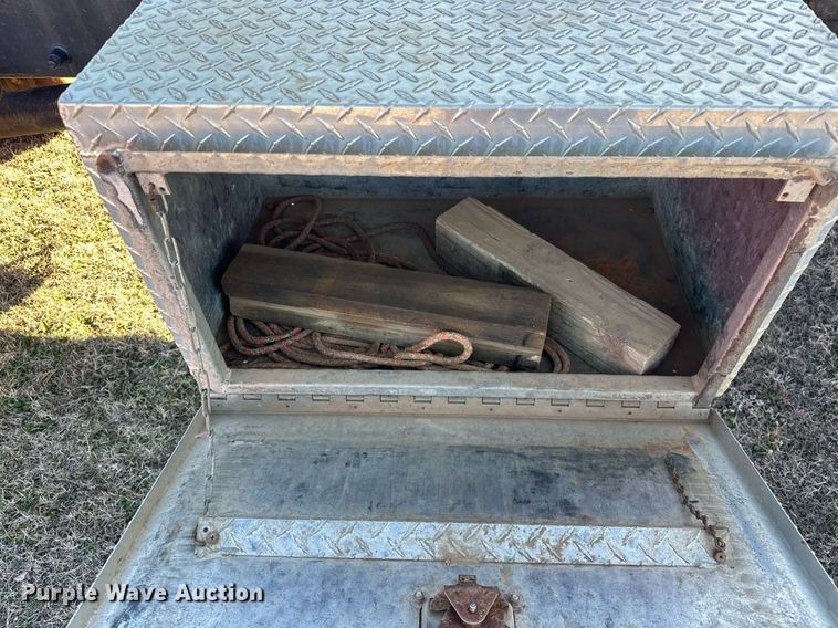 image for item EK0396 2000 Peterbilt 330 truck cab and chassis