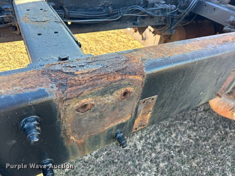 image for item EK0396 2000 Peterbilt 330 truck cab and chassis