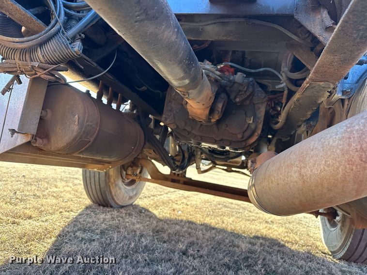 image for item EK0396 2000 Peterbilt 330 truck cab and chassis