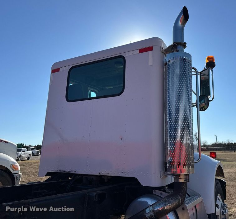 image for item EK0396 2000 Peterbilt 330 truck cab and chassis