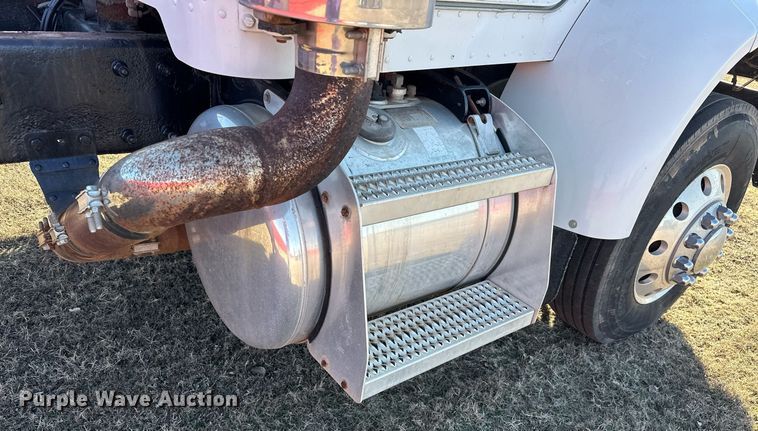 image for item EK0396 2000 Peterbilt 330 truck cab and chassis