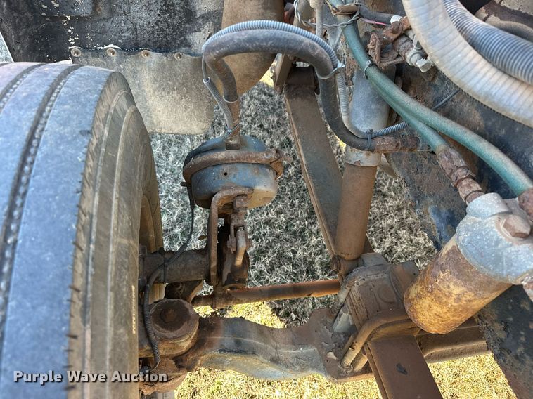 image for item EK0396 2000 Peterbilt 330 truck cab and chassis