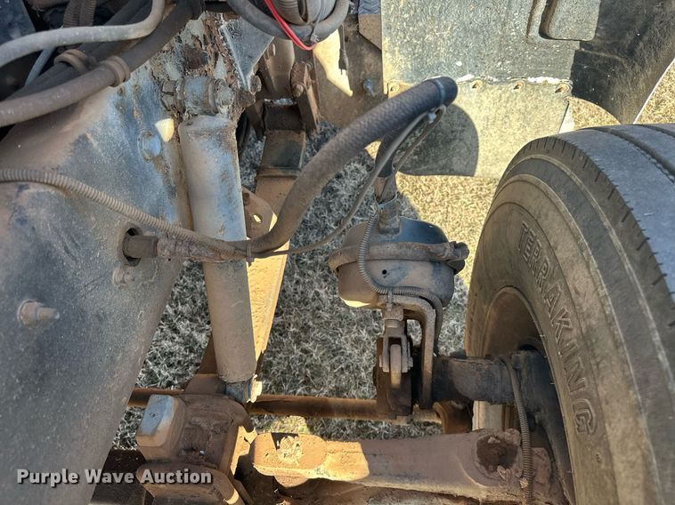 image for item EK0396 2000 Peterbilt 330 truck cab and chassis