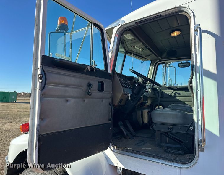 image for item EK0396 2000 Peterbilt 330 truck cab and chassis