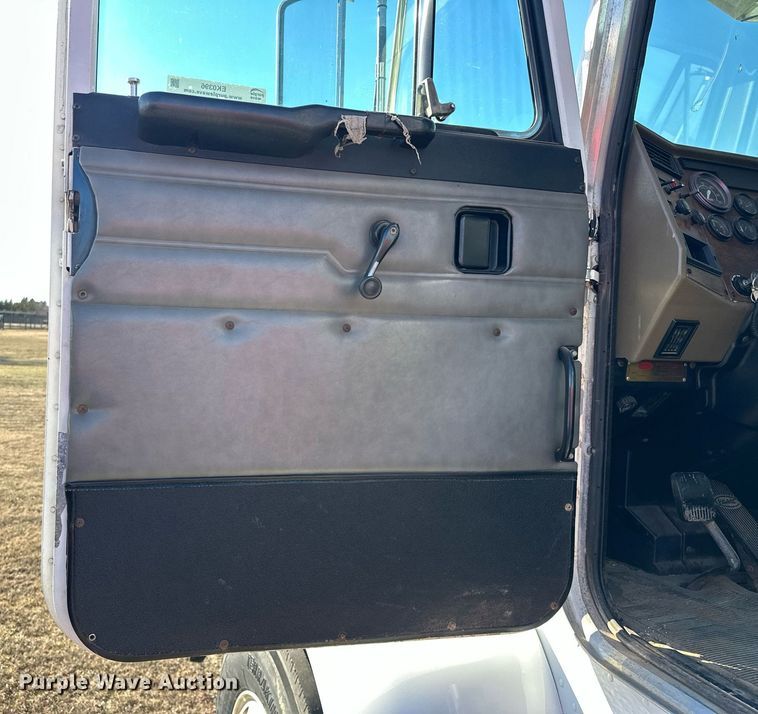 image for item EK0396 2000 Peterbilt 330 truck cab and chassis