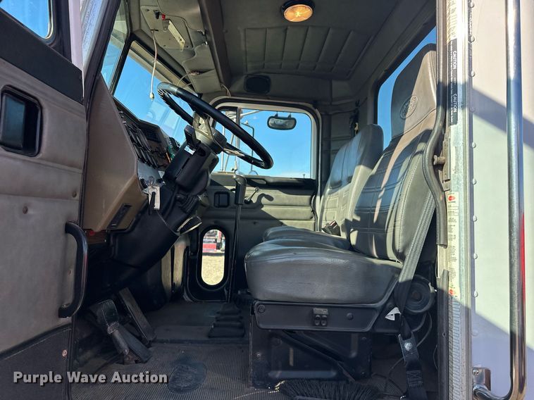 image for item EK0396 2000 Peterbilt 330 truck cab and chassis