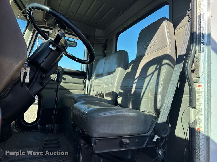 image for item EK0396 2000 Peterbilt 330 truck cab and chassis