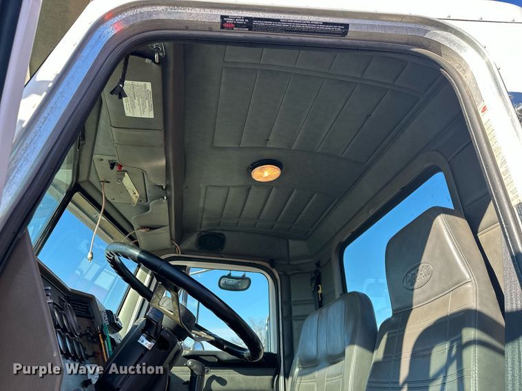 image for item EK0396 2000 Peterbilt 330 truck cab and chassis