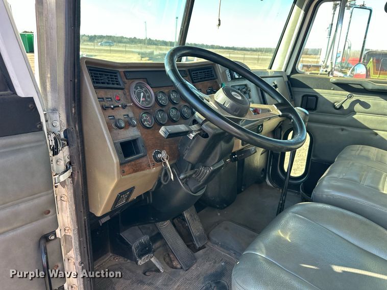 image for item EK0396 2000 Peterbilt 330 truck cab and chassis