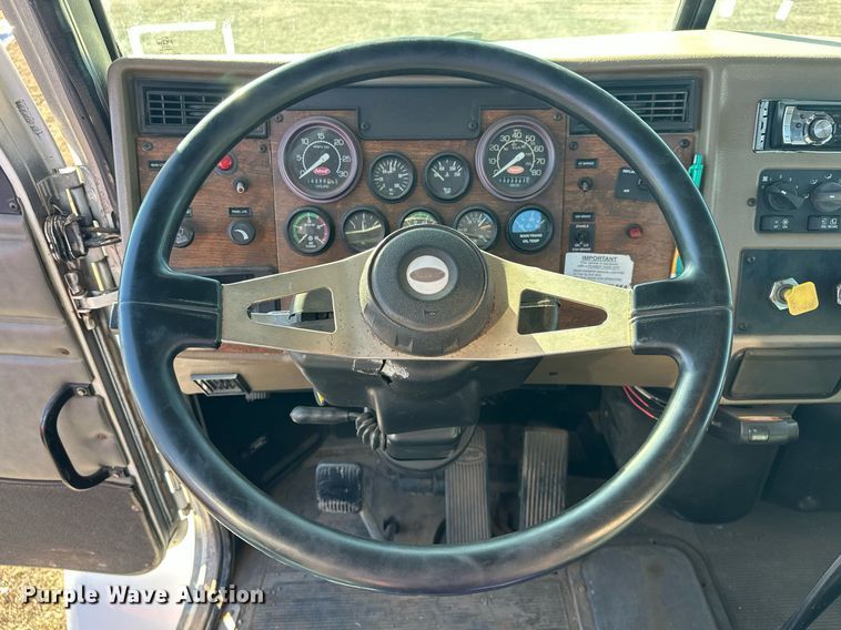 image for item EK0396 2000 Peterbilt 330 truck cab and chassis