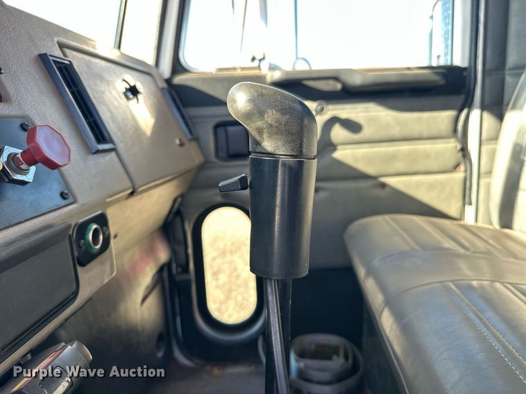 image for item EK0396 2000 Peterbilt 330 truck cab and chassis