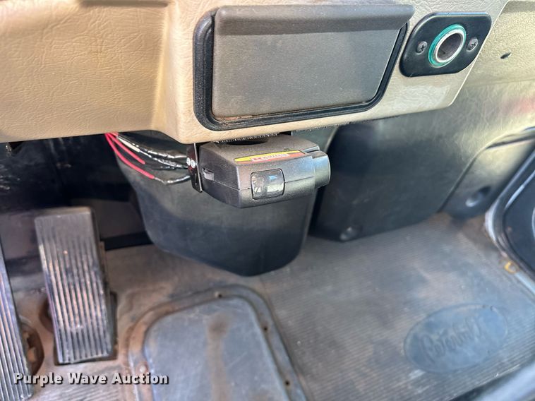 image for item EK0396 2000 Peterbilt 330 truck cab and chassis