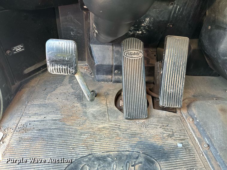 image for item EK0396 2000 Peterbilt 330 truck cab and chassis