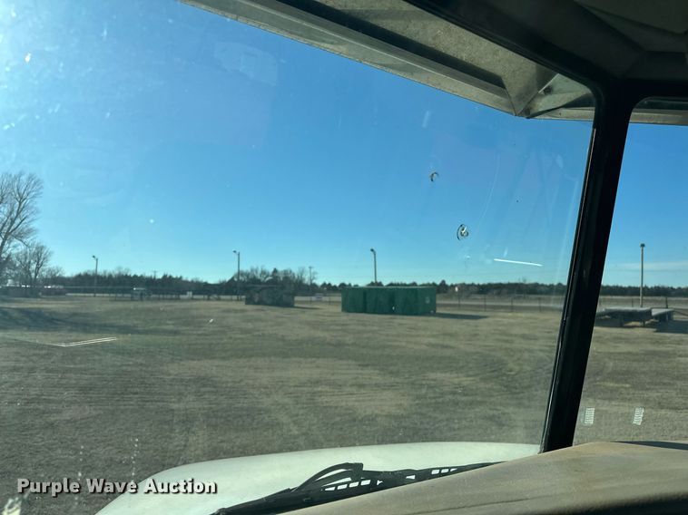 image for item EK0396 2000 Peterbilt 330 truck cab and chassis