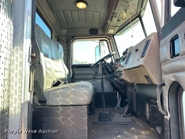 image for item EK0396 2000 Peterbilt 330 truck cab and chassis