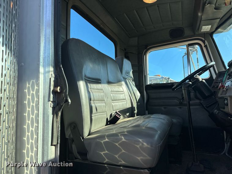 image for item EK0396 2000 Peterbilt 330 truck cab and chassis