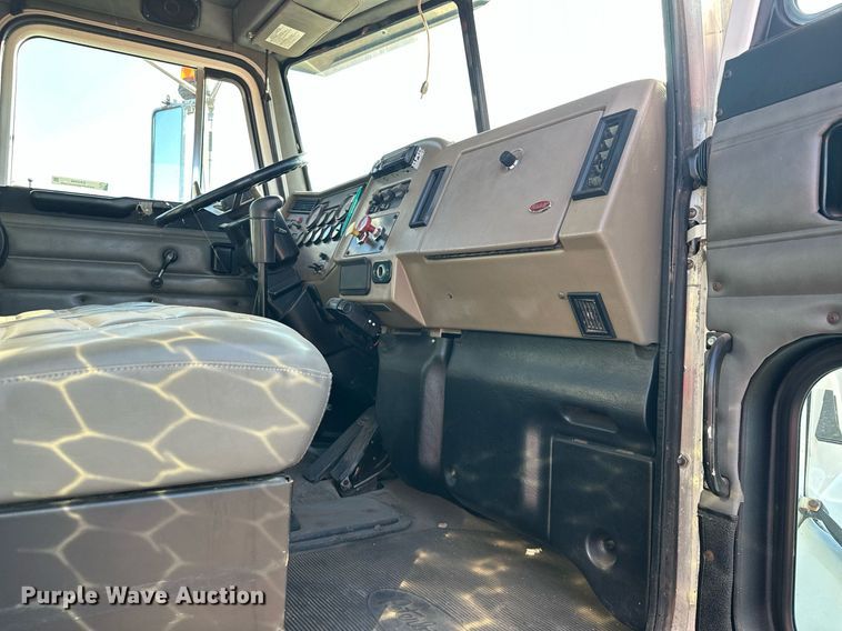 image for item EK0396 2000 Peterbilt 330 truck cab and chassis