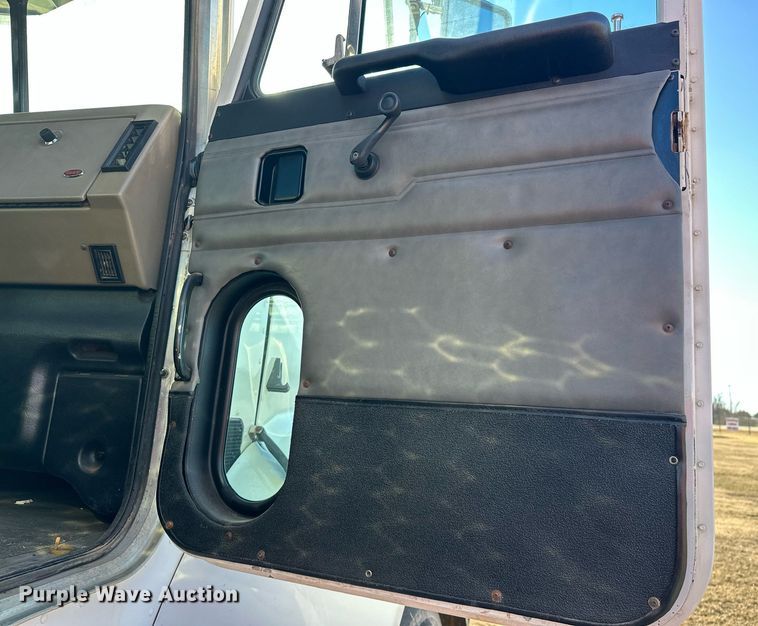 image for item EK0396 2000 Peterbilt 330 truck cab and chassis