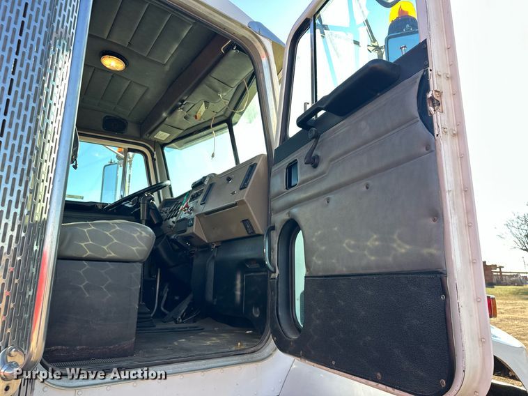 image for item EK0396 2000 Peterbilt 330 truck cab and chassis