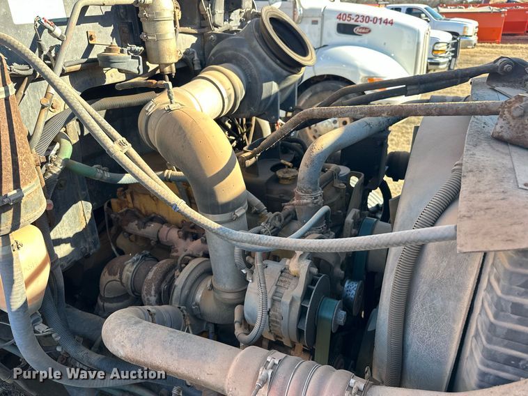 image for item EK0396 2000 Peterbilt 330 truck cab and chassis