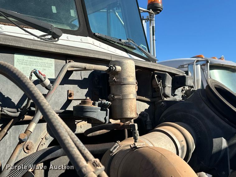 image for item EK0396 2000 Peterbilt 330 truck cab and chassis