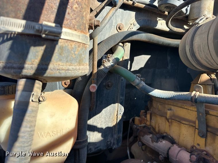 image for item EK0396 2000 Peterbilt 330 truck cab and chassis