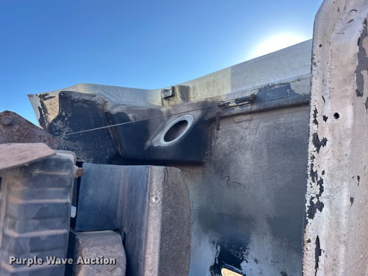 image for item EK0396 2000 Peterbilt 330 truck cab and chassis