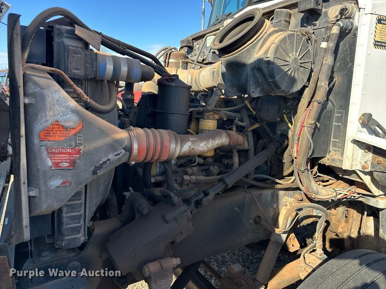 image for item EK0396 2000 Peterbilt 330 truck cab and chassis