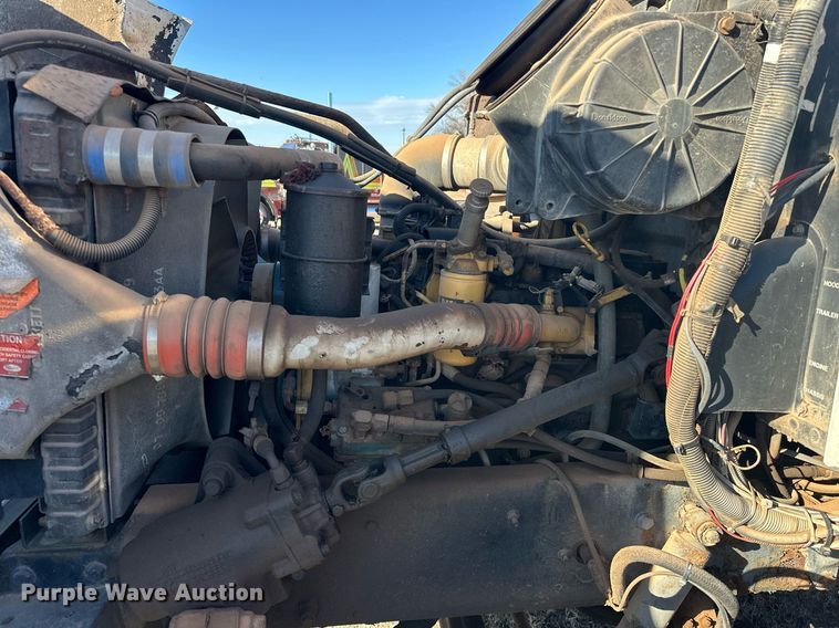 image for item EK0396 2000 Peterbilt 330 truck cab and chassis