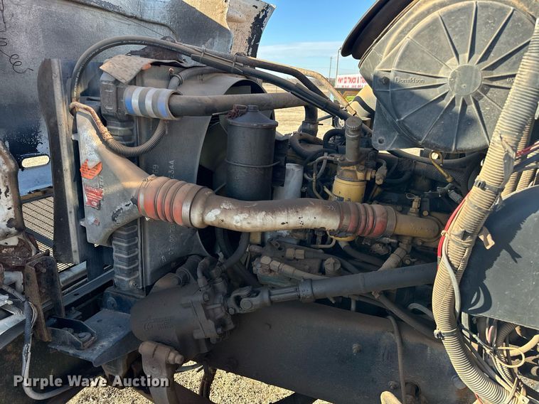 image for item EK0396 2000 Peterbilt 330 truck cab and chassis