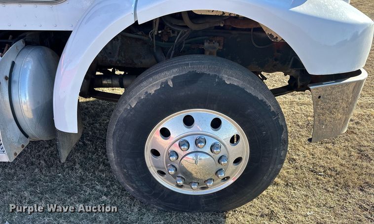 image for item EK0396 2000 Peterbilt 330 truck cab and chassis